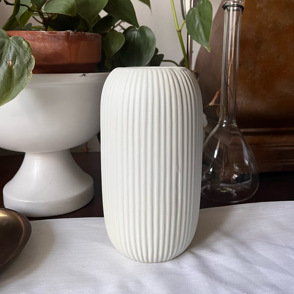Off White Ribbed Ceramic Vase - Modern Home Contemporary Accent Decor